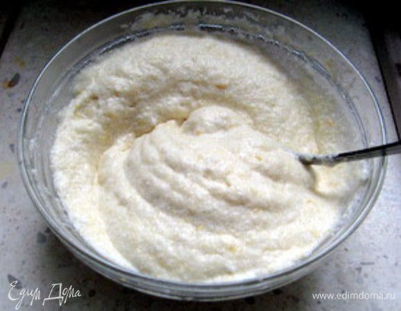 Соединить белки с грушевым пюре.