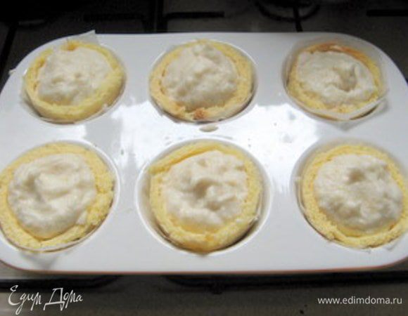 Заполнить формочки грушевым суфле.