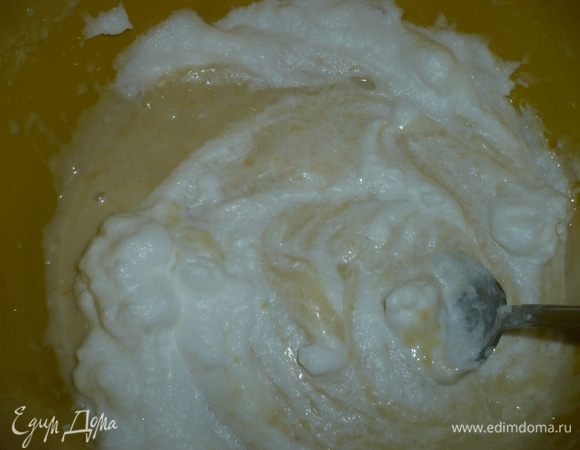 За основу коржей я взяла рецепт Оксанки "ванильного шифонового бисквита" http://www.edimdoma.ru/recipes/25159. Только не добавляла лим.кислоту при взбивании белков. 