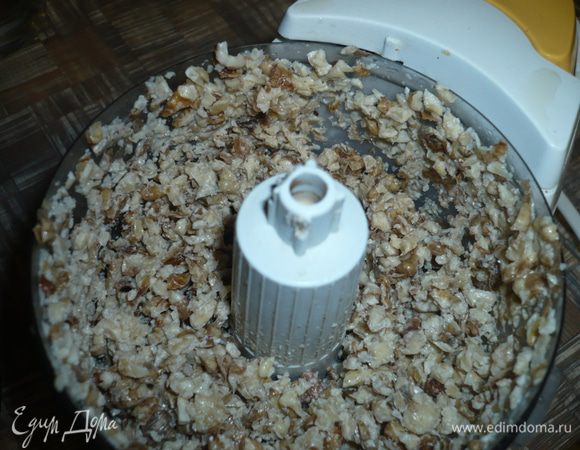 Грецкие орехи промываем и заливаем кипятком, чтобы они стали помягче в бисквите. Измельчаем через 10 минут орехи, но не сильно