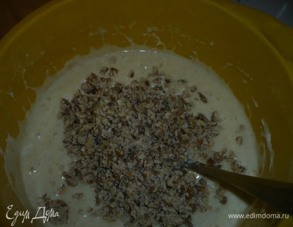 В тесто вмешать орехи