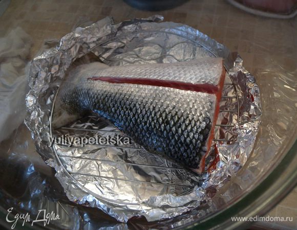 Приготовить рыбу. Я часто беру хвост. в нем меньше костей (чем часть живота с ребрами). Прорезать кожу по бокам и сверху. 