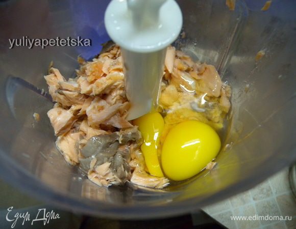 Готовое мясо (разобрать от кожи и костей) перемолоть с яйцами. На этом этапе можно приправить и посолить. (Я ничего не делала). 