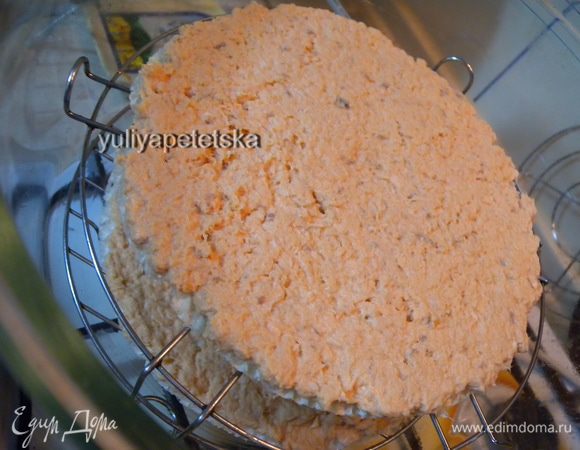 Отправить еще в аэрогриль на минут 10 (чтобы только яйцо схватилось, не передержать). В принципе можно было бы и из сырой рыбы сделать фарш с яйцом и выпечь, но я не хотела марать мясорубку. Третий вариант - перемешать не с яйцом а с мягким сливочным маслом и тоже намазать на коржи вафельные. Только уже не выпекать. 