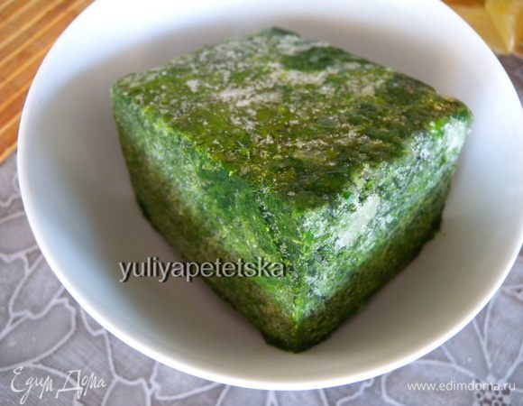 Разморозить шпинат. Часть (с небольшое куриное яйцо) отложить на украшение (с маслом).