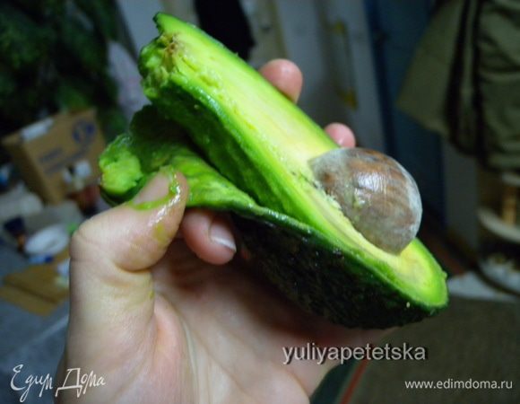 Почистить авокадо. Очень легко снимается кожура. 