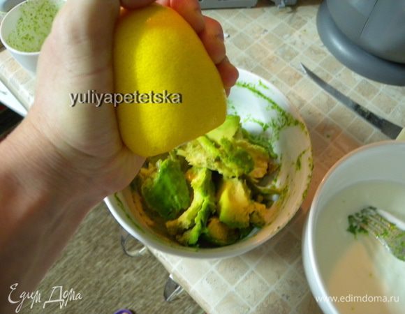 Полить сразу же лимонным соком и немного разомять вилкой. 