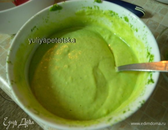 Добавить йогурт и перебить погружным блендером. 1 ст л желатина залить небольшим кол кипятка. Растворить. Соединить (по правилам) с йогуртом с авокадо. 