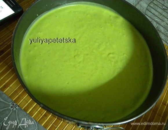 Когда йогурт со шпинатом начнет схватываться положить сверху второй корж. И залить йогуртом с авокадо (суфле). Отправить в холодильник. 