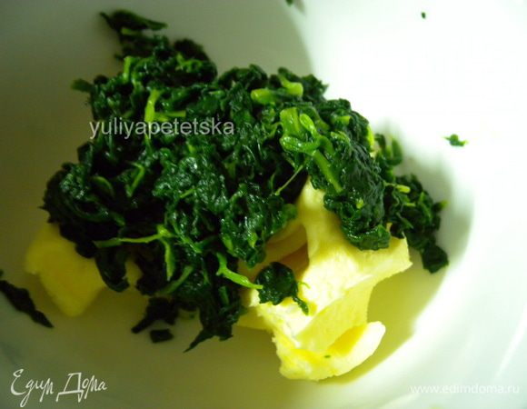 Взбить мягкое масло с шпинатом, который мы отложили. С торта снять кольцо, когда он полностью застынет (около 2 часов). 