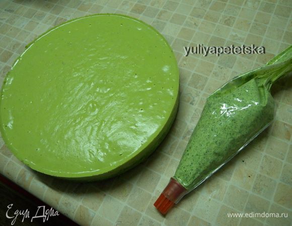 С помощью кулинарного мешочка с насадкой выложить крем на торт. 