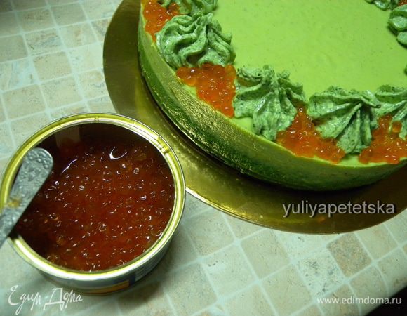 Добавить (украсить) красной икрой. 