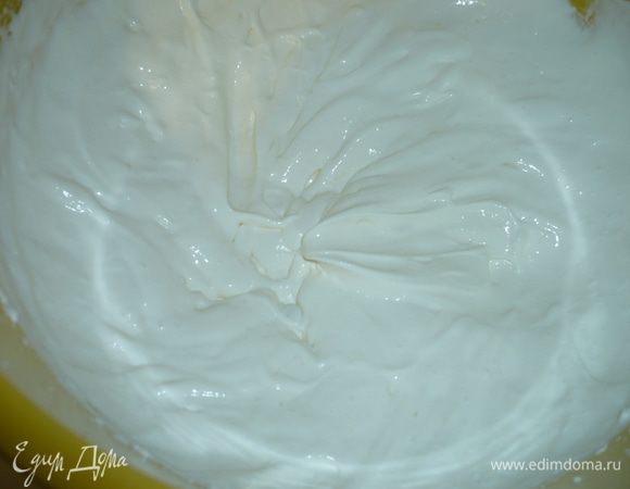 приготовим крем - взобьем творожный сыр, добавим сливки, загуститель для сливок