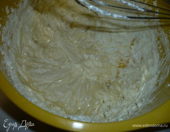 в полученную смесь добавить растопленный белый шоколад