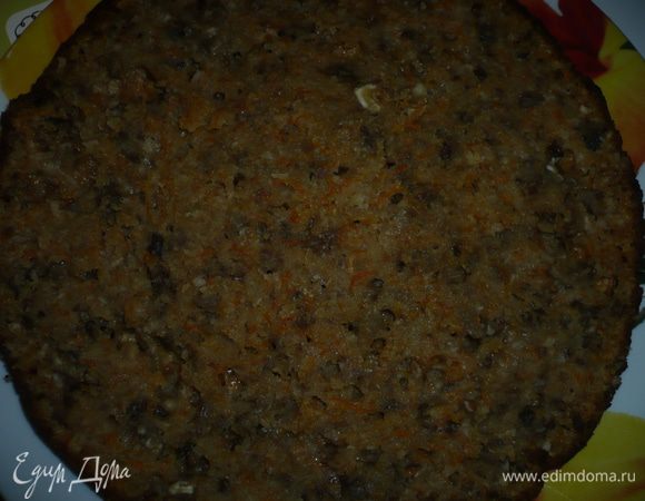 Готовый бисквит охладить, разрезать на 3 коржа