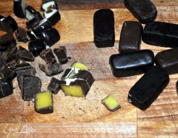 конфеты порезать на кусочки, добавить к тесту и ложкой аккуратно перемешать.
Тесто разложить в формочки и выпекать при 180 гр. около получаса. Готовность проверить палочкой.