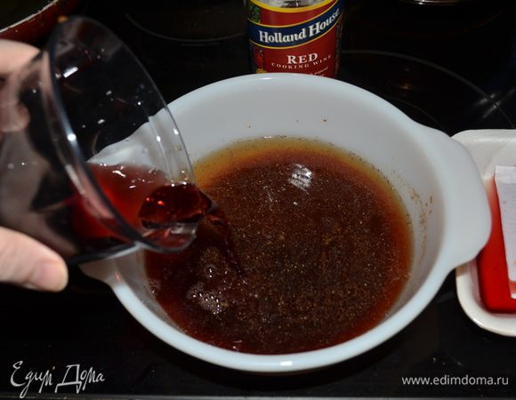 В большой чаше скомбинировать яблоч. уксус,вино, вода, корич. сахар, соль и перец,гвоздика. Довести до кипения на сред.огне.И после снять с огня.