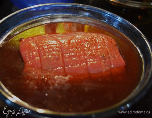 Положить кусок говядины в большое блюдо и залить поверх маринадом. Закрыть плотно пленкой,поставить в холодильник на не менее 12часов.
По истечению времени говядину вынуть из маринада.Обмакнуть бумаж.полотенцем.Говядину обсыпать мукой со всех сторон.Маринад сохранить.