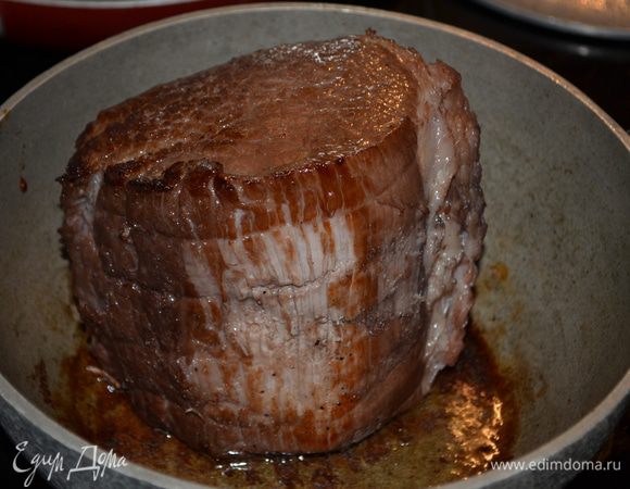 В казане или в сотейнике разогреть раст.масло до горяч.состояния и обжарить кусок маринован.говядины со всех сторон.Добавить чеснок, стрелки зелен.лука и сушен. вишни. Добавить 2 1/2 стак.маринада или достаточно ,чтоб накрыть кусок говядины.Закрыть крышкой и поставить на медлен.огонь.