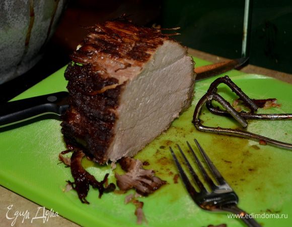 Готовить примерно 2 1/2час. Выложить готовое жаркое на разделоч. доску,порезать на порционные куски ,прикрыть.
В мясной соус добавить имбирн.крошку,перемешать,добавить сметану ,перемешать разогревая.
Готовый горячий соус разлить на порционные теплые кусочки говядины разложенные по блюдам!