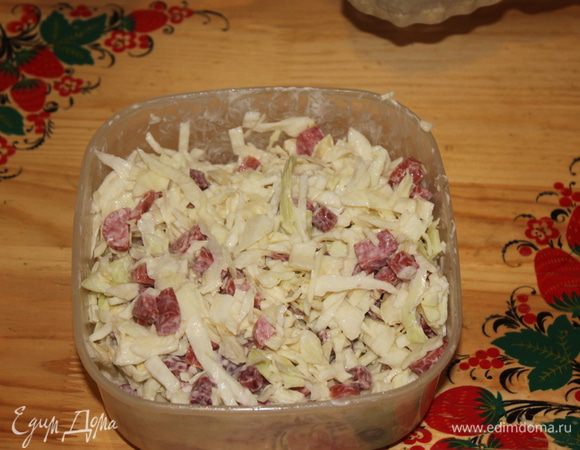 смешиваем капусту колбаски и майонез и наслаждаемся вкусом