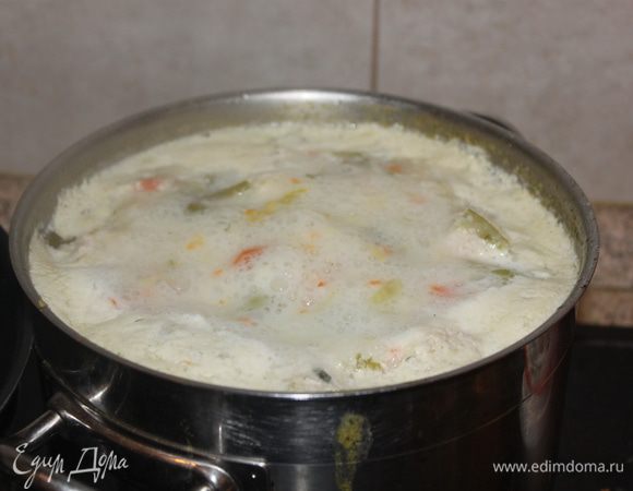 уменьшаем  огонь варим 5 мин и добавляем  молоко и варим еще мин 10 добавляем зелень и все готово.