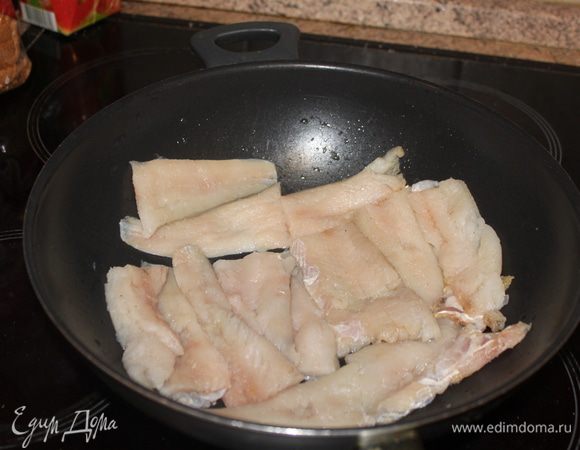 выкладываем на сковороду рыбу