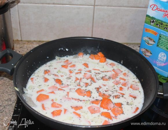 заливаем все молоком солим перчим травки и ставим на огонь доводим до кипения и тушим мин 30 если нужно добавляем еще молочка