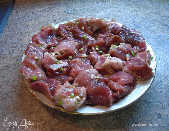 Мясо порезать порционными кусочками. Посолить, добавить свежемолотый чёрный перец, смесь перцев, мелко порубить чеснок (так как чеснок хранится в погребе - он немножко пророс, но ростки предают неповторимую пикантность), и оливковое масло. Всё хорошо смешать с мяском и оставить на 20-30 мин. Тем временем нагреваем духовку до 220 градусов. 