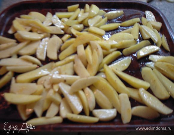 Почистить картошку. Нарезать дольками. Смешать с оливковым маслом,  солью, чёрным перцем и кумином (эту приправу я привожу из Турции, но она очень похожа на куркуму с розмарином, поэтому можно заменить!)