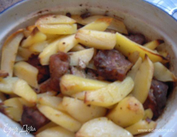 Мясо ложим в ёмкость для духовки, накрываем крышкой и отправляем в духовку на 30 минут. После чего добавляем картошечку, всё перемешиваем и отправляем в духовку на 1 ч.-1ч.15 мин.
Достаём из духовки и сразу к столу!!!!! Приятного всем аппетита!!