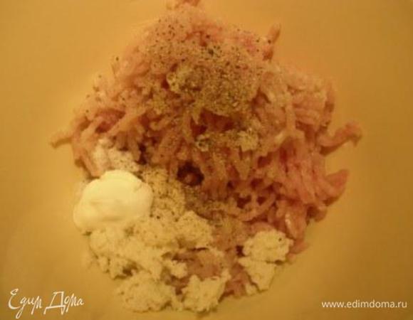 Филе индейки, чеснок и лук перекрутить через мясорубку.
Хлеб вымочить в молоке, отжать и добавить к фаршу.
Добавить сметану, соль, перец. Перемешать.