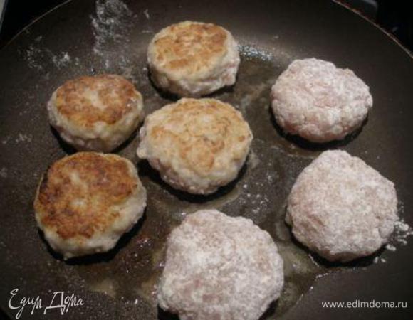 Формировать котлеты, обваливать в муке и обжаривать на масле с обеих сторон до золотистого цвета.