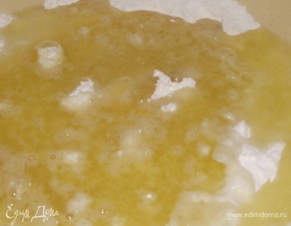 Насыпать в мыску муку и залить ее кипятком.
 