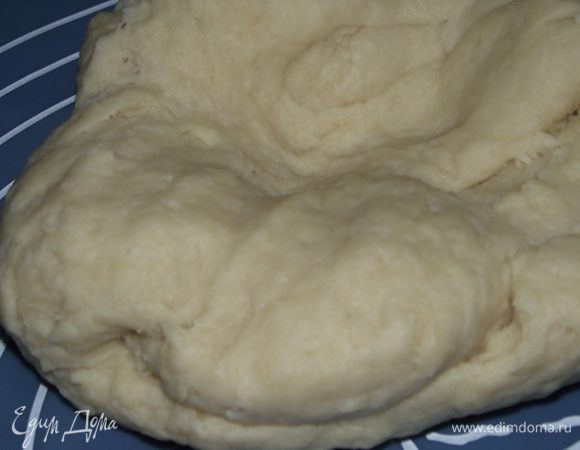 Затем высыпаем тесто  на доскуи вымешиваем его.