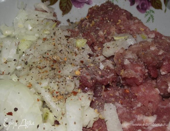 В это время подготавливаем фарш
Лук нарезать кубиками и смешать с фаршем.Фарш посолить ,добавить специи и молоко.
