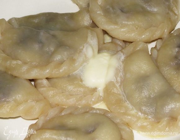 Отварить вареники и подать с маслом