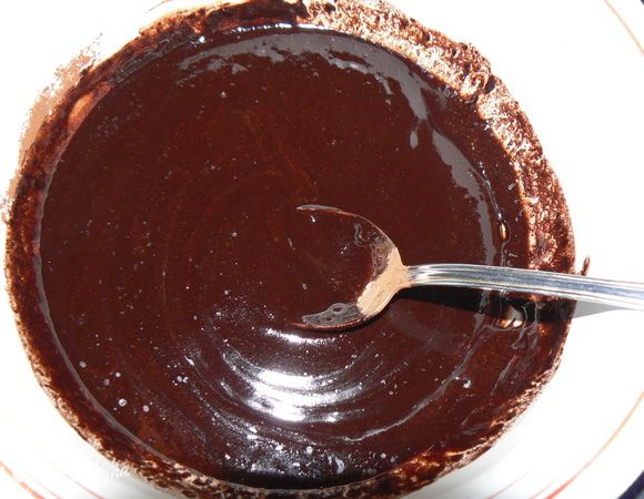 Растопить масло, добавить шоколад, какао порошок, размешать хорошо. Добавить сахар и джем.