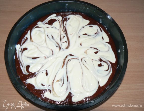 Ложкой аккуратно выложить топпинг поверх шоколадного теста.  Ножом создать легкие волны.

