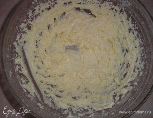 Мягкое сливочное масло взбиваем с пудрой несколько минут.