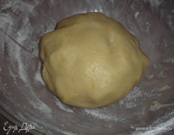 Добавляем муку, желток, лимонный сок. цедру, вальньную ессенцию и замешиваем мягкое тесто. Тесто отправляем на 1 час в холодильник.