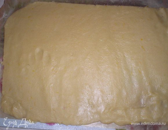 Через час тесто раскатываем на пергаментной бумаге в форме прямоугольника.