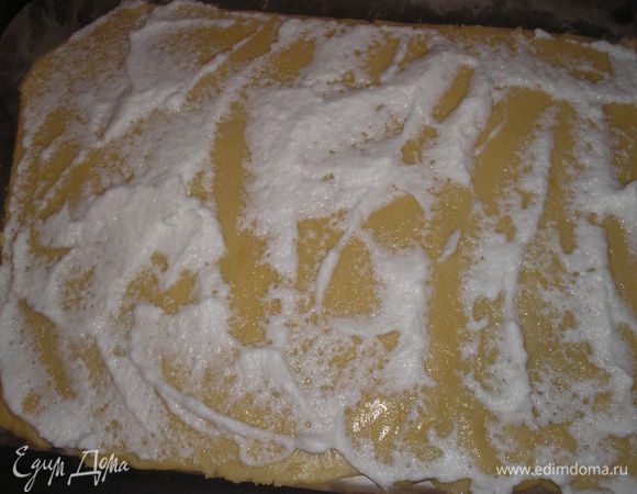 Белок взбиваем в пену, намазываем тесто.