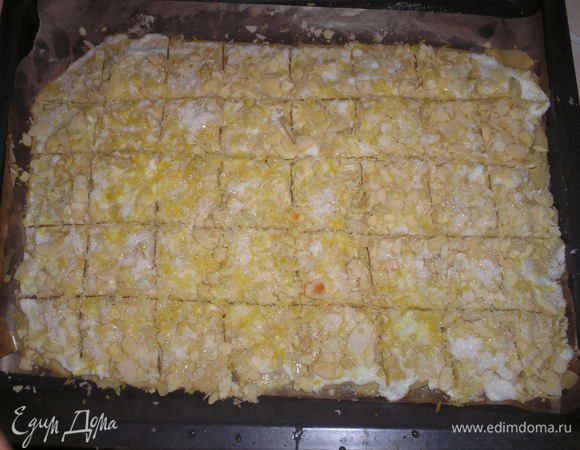 Нарезаем печенье на квадраты.