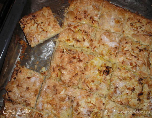 Выпекаем в разогретой духовке при темп.170 градусов 15-20 минут.Во время выпекания печенье может немного слипнутся, тогда проходим еще раз ножом по линиях разрезов, но только когда печенье еще горячее, когда остынет - то будет очень крошится.