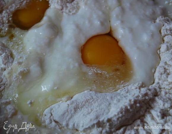 Смешаем в миске муку,соль,молоко,кефир и яйца.