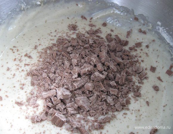 <font style="vertical-align: inherit;"><font style="vertical-align: inherit;">Измельчаем шоколадные батончики.</font></font>