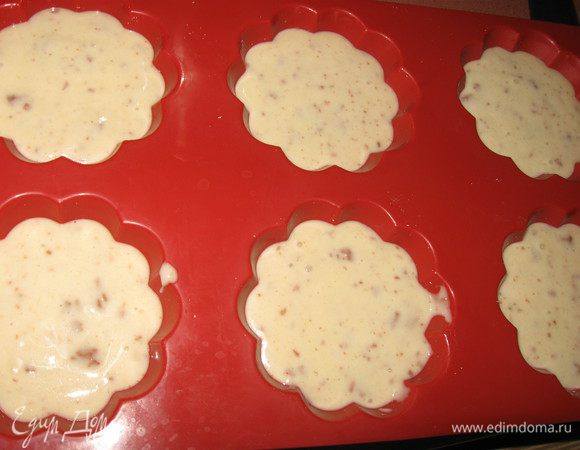 <font style="vertical-align: inherit;"><font style="vertical-align: inherit;">Перекладываем в формочки.</font></font>