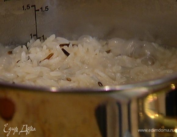 Отлить в другую кастрюлю 250 мл куриного бульона, довести до кипения, всыпать рис и отварить его до готовности (рис должен получиться рассыпчатым).