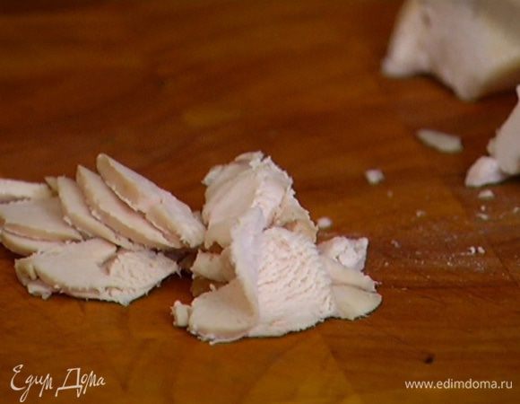 Куриное мясо нарезать небольшими кубиками.